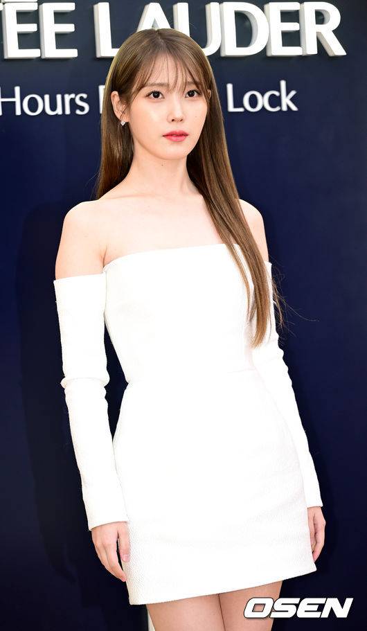 [OSEN=최규한 기자] 1일 오후 서울 성수동의 한 매장에서 화장품 브랜드 팝업 스토어 오픈 행사가 열렸다.가수 겸 배우 아이유가 행사에 참석해 포즈를 취하고 있다. 2024.02.01 / dreamer@osen.co.kr