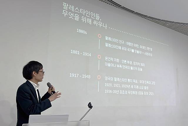 ▲ 강연하고 있는 정환빈 작가. ⓒ평화통일시민행동
