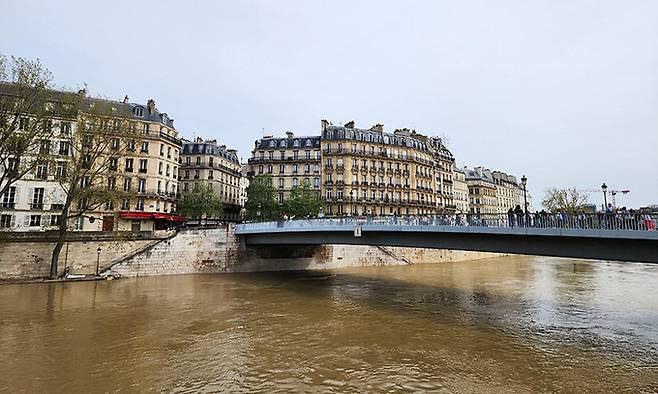 최근 잦은 비로 흙탕물이 된 센강. 파리=연합뉴스