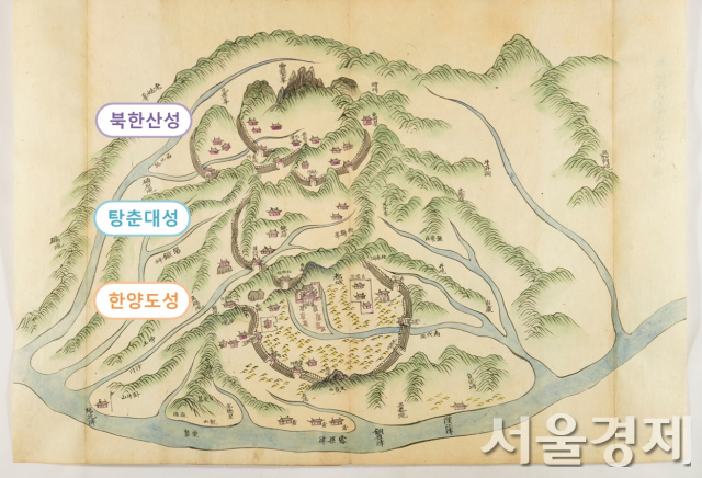 옛 지도 ‘좌해여지’에 보이는 탕춘대성과 한양도성·북한산성 모습. 사진 제공=문화재청