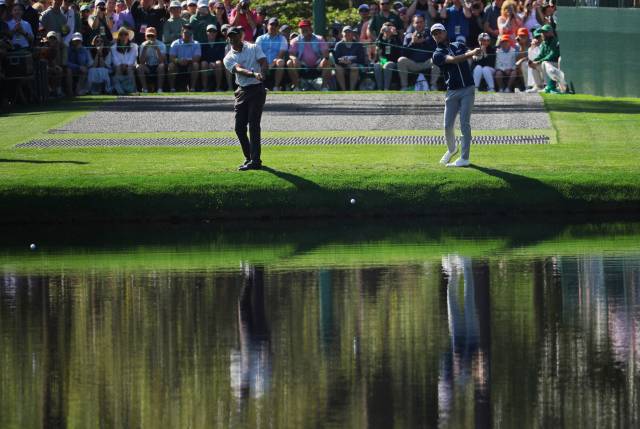 물수제비 샷을 날리고 있는 타이거 우즈(왼쪽)와 윌 잴러토리스. 로이터연합뉴스