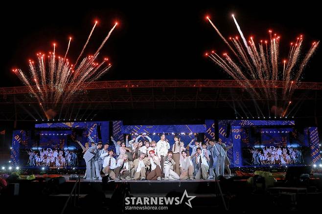 보이 그룹 세븐틴(Seventeen)이 초대형 스타디움 앙코르 투어로 캐럿의 마음을 홀렸다. 세븐틴은 31일 오후 인천 서구 연희동 인천아시아드주경기장에서 초대형 스타디움 앙코르 투어 'SEVENTEEN TOUR 'FOLLOW' AGAIN TO INCHEON'을 개최했다. '공연 장인'이라 불리는 세븐틴은 이날 화려한 퍼포먼스와 다양한 볼거리로 팬들의 눈길을 사로잡았다. 한국과 일본의 초대형 스타디움에서 펼쳐지는 세븐틴의 앙코르 투어 'SEVENTEEN /사진=김창현