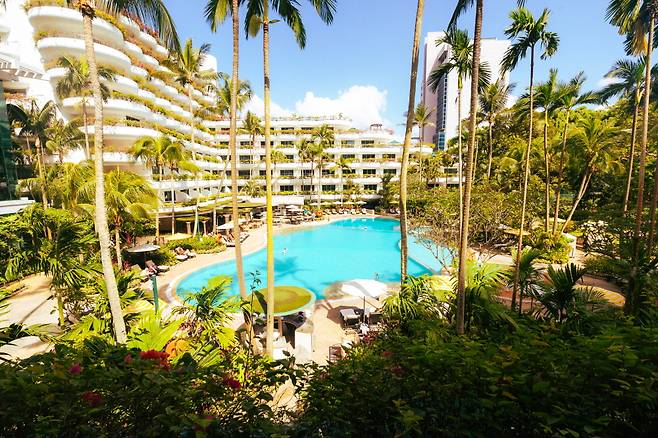 3개의 윙 사이에 자리한 수영장