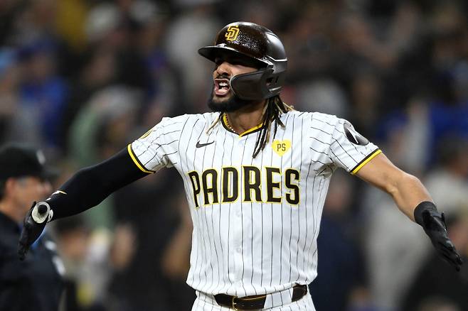 샌디에이고 파드리스가 9일 미국 캘리포니아주 펫코파크에서 열린 2024 미국프로야구 메이저리그 시카고 컵스와의 홈경기에서 8점 차 열세를 극복하고 9-8 역전승을 거뒀다. 6회말 김하성의 2타점 3루타를 포함해 대거 7점을 뽑은 샌디에이고는 8회말 페르난도 타티스 주니어의 투런포로 승부를 뒤집었고, 마무리투수 로버트 수아레즈가 경기의 마지막을 장식했다. 6번타자 겸 유격수로 선발 출전한 김하성은 4타수 1안타 2타점 1득점을 기록했고, 2022년 8월 3일 콜로라도 로키스전 이후 615일 만의 3루타를 때려냈다. AP/연합뉴스