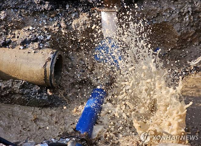 상수도관 파열 [연합뉴스 자료사진] ※ 이 사진은 기사 내용과는 직접적인 관련이 없습니다.