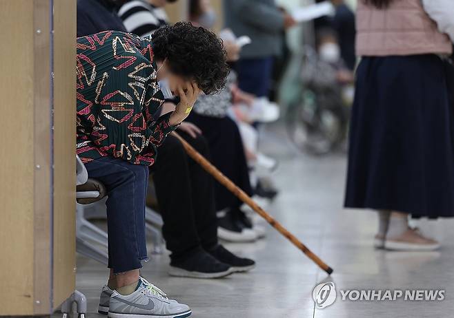 길어지는 의정갈등에 지쳐가는 환자들 (대구=연합뉴스) 윤관식 기자 = 의대 증원 정책에 반발하는 전공의들의 집단행동 50일째인 9일 대구 한 대학병원에서 환자가 진료를 기다리며 앉아 있다. 2024.4.9 psik@yna.co.kr