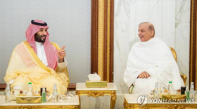 회담중인 빈 살만 사우디 왕세자와 샤리프 파키스탄 총리(오른쪽) [로이터 연합뉴스 자료사진. 재판매 및 DB 금지]
