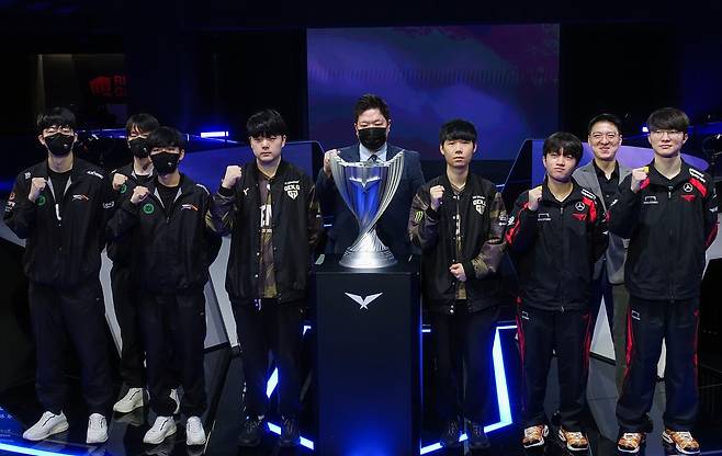포즈 취하는 LCK 한화생명e스포츠·젠지·T1 감독과 선수들     (서울=연합뉴스) 김주환 기자 = 9일 서울 종로구 LoL 파크에서 열린 2024 LCK 스프링 결승 진출전 및 결승전 기자회견에서 각 팀 감독과 선수들이 우승 트로피 앞에서 포즈를 취하고 있다.
    왼쪽부터 한화생명e스포츠, 젠지, T1. 2024.4.9 jujuk@yna.co.kr