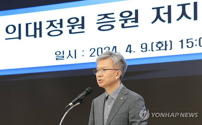 비대위 브리핑하는 김택우 의협 비대위 위원장 (서울=연합뉴스) 김성민 기자 =