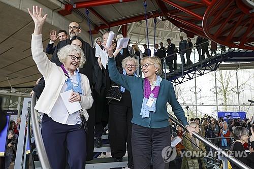 (스트라스부르 EPA=연합뉴스) 9일(현지시간) 유럽인권재판소가 스위스 정부의 기후변화 대응 실패 책임을 인정한 판결을 내리자 소송을 제기한 스위스 환경단체 회원들이 기뻐하고 있다.