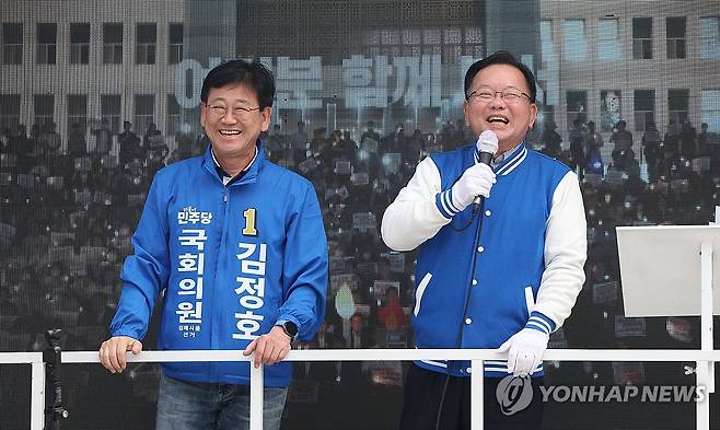 낙동강벨트 찾은 김부겸 지지 호소 (김해=연합뉴스) 김동민 기자 = 더불어민주당 김부겸 공동상임선대위원장이 4·10 총선 하루 전날인 9일 오전 경남 김해시 진영읍 진영 상설시장을 찾아 같은 당 김해지역 민홍철, 김정호 후보에 대해 지지를 호소하고 있다. 
    왼쪽부터 김 후보, 김 선대위원장. 2024.4.9 image@yna.co.kr