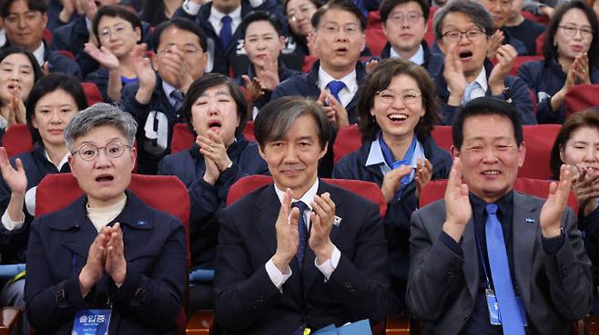 조국 조국혁신당 대표와 후보들이 10일 국회에서 총선 사전조사 결과 발표를 보고 있다. (사진=연합뉴스)