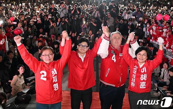 한동훈 국민의힘 비상대책위원장과 인요한 국민의미래 선대위원장이 9일 오후 서울 중구 청계광장에서 열린 '국민의힘으로 대한민국 살리기' 제22대 총선 파이널 총력유세에서 최재형(종로), 이혜훈(중‧성동을) 후보와 함께 지지를 호소하고 있다. (공동취재) 2024.4.9/뉴스1 ⓒ News1 구윤성 기자