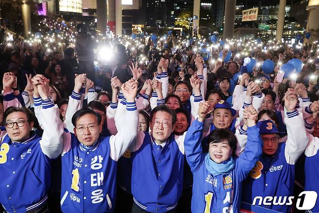 이재명 더불어민주당 대표, 강태웅 후보를 비롯한 참석자들이 9일 오후 서울 용산구 용산역 광장에서 열린 정권심판·국민승리 총력유세에서 퍼포먼스를 하고 있다. (공동취재) 2024.4.9/뉴스1 ⓒ News1 임세영 기자