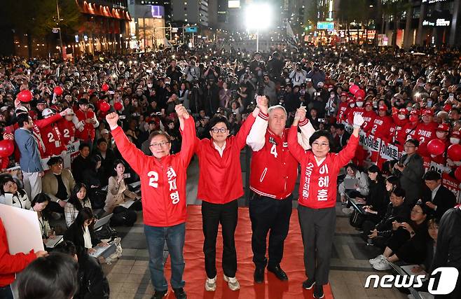 한동훈 국민의힘 비상대책위원장과 인요한 국민의미래 선대위원장이 9일 오후 서울 중구 청계광장에서 열린 '국민의힘으로 대한민국 살리기' 제22대 총선 파이널 총력유세에서 최재형(종로), 이혜훈(중‧성동을) 후보와 함께 지지를 호소하고 있다. (공동취재) 2024.4.9/뉴스1 ⓒ News1 구윤성 기자