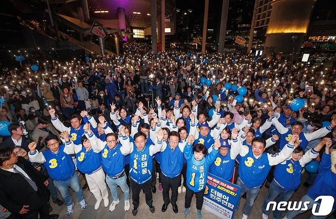 이재명 더불어민주당 대표, 강태웅 후보를 비롯한 참석자들이 9일 오후 서울 용산구 용산역 광장에서 열린 정권심판·국민승리 총력유세에서 퍼포먼스를 하고 있다. (공동취재) 2024.4.9/뉴스1 ⓒ News1 임세영 기자