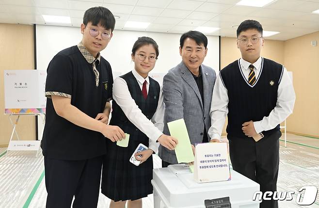 이정선 광주시교육감이 10일 오전 광주 동구 계림2동 투표소에서 생애 첫 투표를 하는 고등학생들과 투표하고 있다.(시교육청 제공)2024.4.10./뉴스1