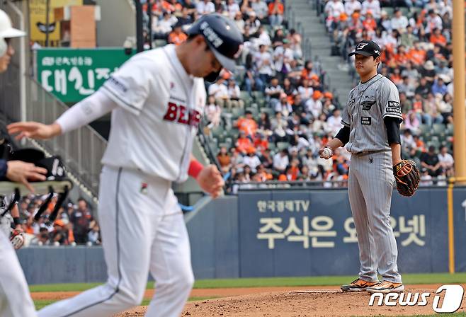 10일 오후 서울 송파구 잠실야구장에서 열린 프로야구 '2024 신한 SOL 뱅크 KBO리그' 한화 이글스와 두산 베어스의 경기 1회 말 한화 선발투수 문동주가 1사 1,3루 상황에서 박준영에게 볼넷을 허용하고 있다. 2024.4.10/뉴스1 ⓒ News1 장수영 기자
