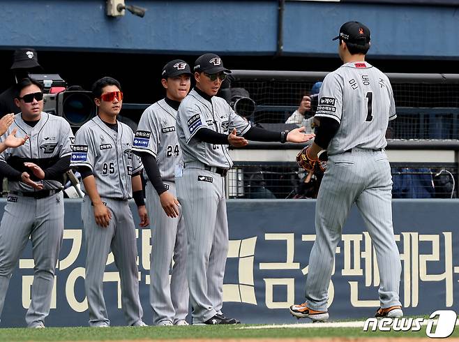 10일 오후 서울 송파구 잠실야구장에서 열린 프로야구 '2024 신한 SOL 뱅크 KBO리그' 한화 이글스와 두산 베어스의 경기 1회 말 한화 선발투수 문동주가 5실점 투구를 마친 뒤 더그아웃으로 들어가고 있다. 2024.4.10/뉴스1 ⓒ News1 장수영 기자