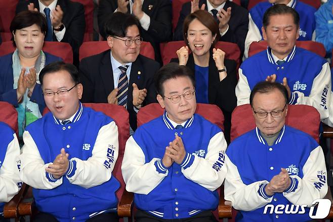 이재명 더불어민주당 대표, 이해찬·김부겸 상임공동선거대책위원장 등 당 지도부 및 후보들이 10일 오후 서울 여의도 국회 의원회관에 마련된 제22대 국회의원선거(총선) 개표 상황실에서 방송사 출구조사 결과를 지켜보며 환호하고 있다.(공동취재) 2024.4.10/뉴스1 ⓒ News1 임세영 기자