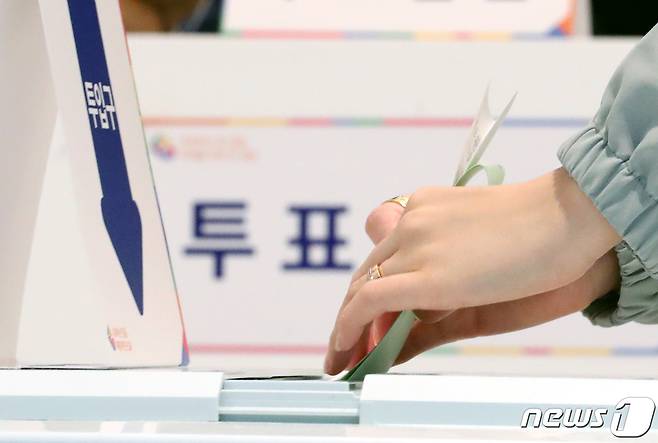 제22대 국회의원 선거인 10일 대전 서구 도마1동 도마e편한세상포레나 어린이도서관에 마련된 투표소에서 유권자가 소중한 한 표를 행사하고 있다. /뉴스1 ⓒNews1 김기태 기자