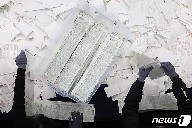 제22대 국회의원 선거 투표가 종료된 10일 오후 서울 용산구 신광여고에 마련된 개표소에서 개표사무원들이 투표지 분류 작업을 하고 있다. 2024.4.10/뉴스1 ⓒ News1 김민지 기자