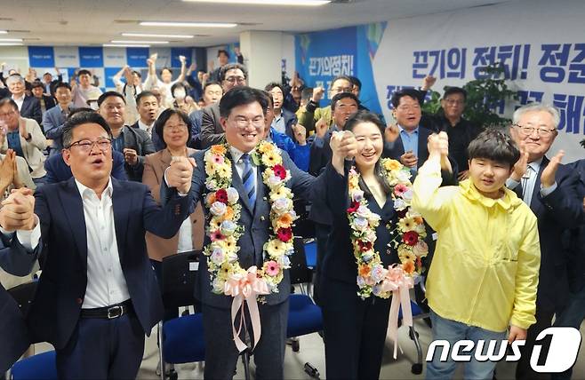 정준호 더불어민주당 광주 북구갑 국회의원 후보가 10일 오후 총선 개표 결과 당선이 확정되자 지지자들과 손을 맞잡고 기뻐하고 있다.(정준호 캠프 제공)2024.4.10/뉴스1