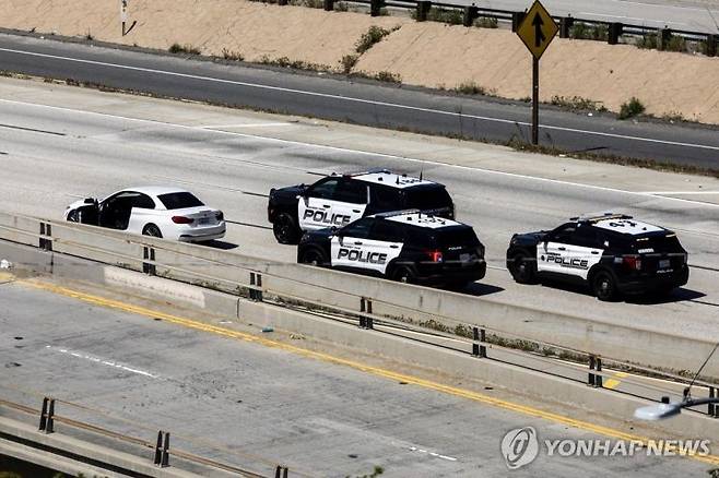 LA 고속도로에서 사건 조사 중인 경찰. 기사와 직접적인 관련 없는 자료사진. [사진=EPA 연합뉴스]