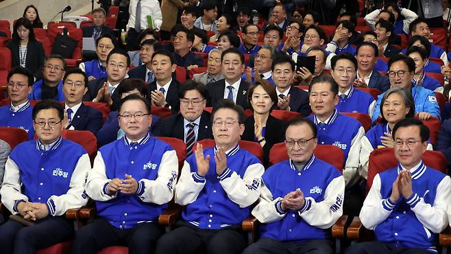 이재명 더불어민주당 대표, 이해찬·김부겸 상임공동선거대책위원장 등 당 지도부가 10일 오후 서울 여의도 국회 의원회관에 마련된 제22대 국회의원선거(총선) 민주당 개표 상황실에서 방송사 출구조사 결과를 지켜보며 환호하고 있다. /뉴스1