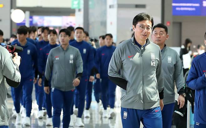 황선홍 한국 올림픽 축구대표팀(U-23 축구대표팀) 감독이 5일 오전 인천국제공항 2터미널에서 파리 올림픽 아시아 최종 예선을 겸해 열리는 2024 AFC U23 아시안컵 출전을 위해 출국하고 있다. /뉴스1