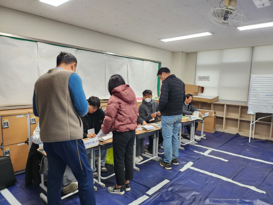 10일 오전 6시 40분쯤 대전 중구 태평2동 신평초등학교 태평동 제3투표소에서 시민들이 투표용지를 받고 있다. 이태희 기자.