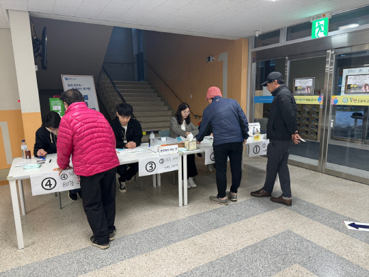 10일 오전 6시 30분 세종 집현동 집현초등학교 반곡동 제3투표소에서 시민들이 투표용지를 받고 있다. 김지현 기자.
