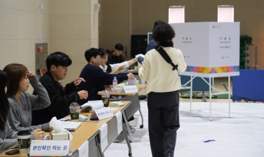 충남 홍성군 홍북읍제4투표소를 찾은 주민들이 투표하고 있다. 윤신영 기자