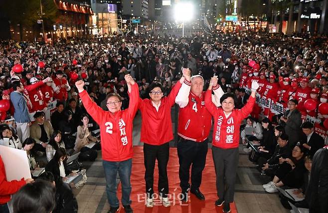 한동훈 국민의힘 비상대책위원장과 인요한 국민의미래 선대위원장이 9일 오후 서울 중구 청계광장에서 열린 '국민의힘으로 대한민국 살리기' 22대 총선 파이널 총력유세에서 최재형(종로), 인요한 국민의미래 선거대책위원장, 이혜훈(중·성동을) 후보와 함께 지지를 호소하고 있다. ⓒ데일리안 방규현 기자
