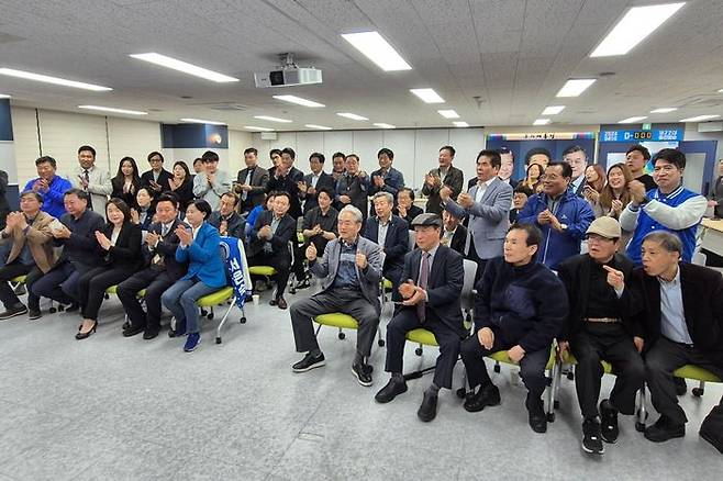 출구조사 결과 지켜보는 더불어민주당 부산시당 ⓒ뉴시스