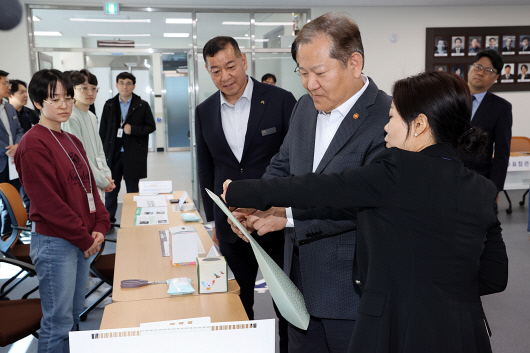 투표소 점검하는 이상민 행정안전부 장관. <행정안전부 제공>