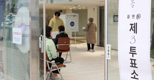 10일 인천시 미추홀구 수입차 판매 영업소에 마련된 투표소에서 유권자들이 투표하고 있다. 연합뉴스