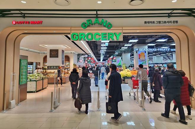 그랑 그로서리 은평점은 17가지 즉석 조리 식품을 뷔페 형식으로 즐길 수 있는 공간인 '요리하다 키친'을 중심으로 상품 구색을 2배 가량 늘렸다. 롯데마트 제공