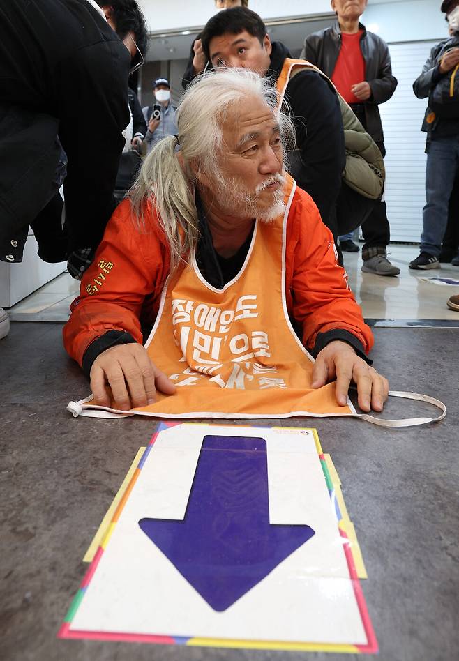 박경석 전국장애인차별철폐연대 상임공동대표가 제22대 국회의원 투표일인 10일 오전 서울 종로구 혜화동 혜화아트센터에 마련된 혜화동 제3투표소에서 투표를 하기 위해 기어서 이동하고 있다. 김정효 기자 hyopd@hani.co.kr