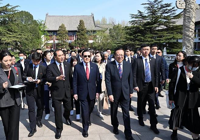 중국을 방문한 마잉주 전 대만 총통(가운데)이 9일 베이징 베이징대 캠퍼스를 걷고 있다. 신화 연합뉴스