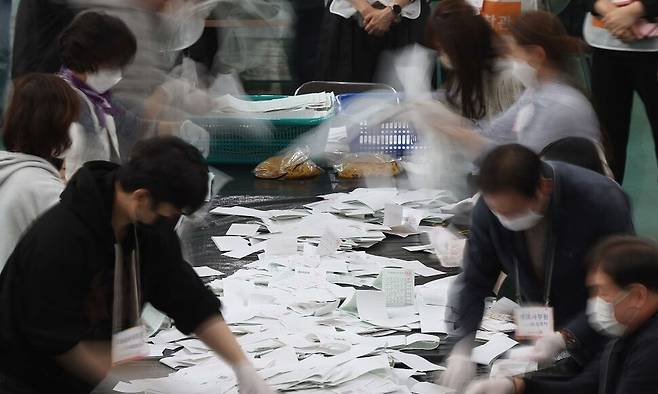 제22대 국회의원선거가 실시된 10일 오후 대구 남구 영남이공대학교 천마체육관 개표소에서 개표사무원이 수개표를 하고 있다. 대구/연합뉴스