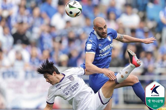 수원 뮬리치(오른쪽)와 전남 김예성의 경합 모습. 사진=프로축구연맹