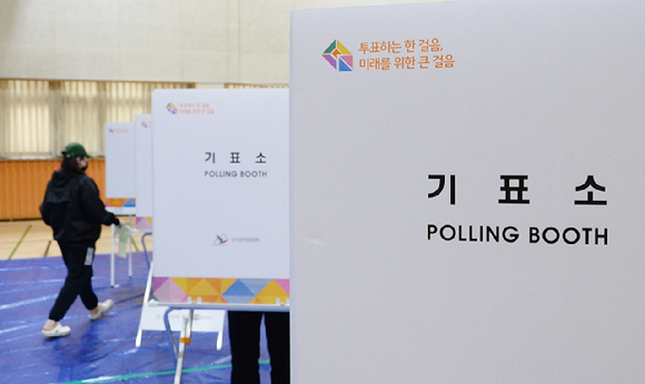 22대 국회의원 선거일인 10일 오전 충북 청주시 청원구 율량초등학교에 마련된 투표소를 찾은 유권자들이 투표를 하고 있다. [사진=뉴시스]