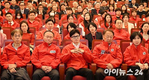 10일 한동훈(왼쪽 세번째)국민의힘 비대원장을 비롯한 당 관계자들이 지상사방송의 총선출구조사 결과발표 굳은 표정으로 지켜보고 있다. [사진=곽영래 기자]