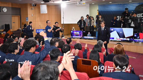 조국 조국혁신당 대표가 10일 오후 서울 여의도 국회의원회관에 마련된 개표상황실에서 출구조사 결과를 지켜본 뒤 당원들과 대화를 하고 있다. [사진=곽영래 기자]