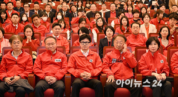 한동훈 국민의힘 비상대책위원장 및 지도부가 10일 오후 서울 여의도 국회도서관에 마련된 국민의힘 개표상황실에서 제22대 국회의원선거 개표방송 출구조사 결과를 시청하고 있다. [사진=곽영래 기자]