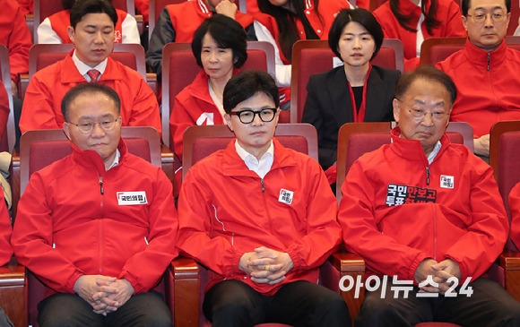 한동훈 국민의힘 비상대책위원장 및 지도부가 10일 오후 서울 여의도 국회도서관에 마련된 국민의힘 개표상황실에서 제22대 국회의원선거 개표방송 출구조사 결과를 시청하고 있다. [사진=곽영래 기자]