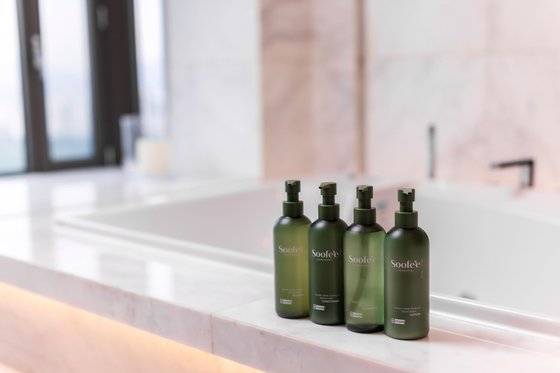 워커힐호텔은 뷰티 브랜드와 손잡고 자체 어메니티를 만들었다. 사진 워커힐 호텔