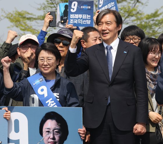 조국 조국혁신당 대표(오른쪽)가 지난 7일 서울 여의도 한강시민공원에서 시민들에게 인사하고 있다. 뉴스1