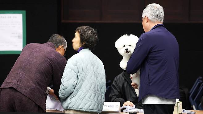 서울 용산구 한남동 제3투표소에서 유권자가 반려견과 함께 투표에 참여하고 있다. 뉴시스